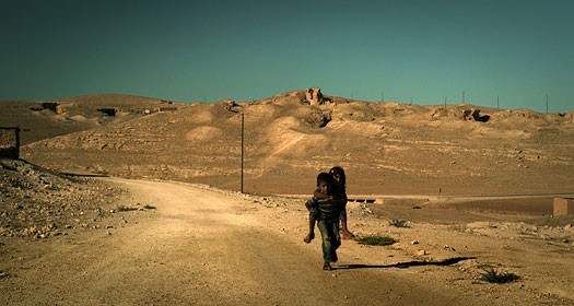 Toprağa Uzanan Eller fotoğrafı