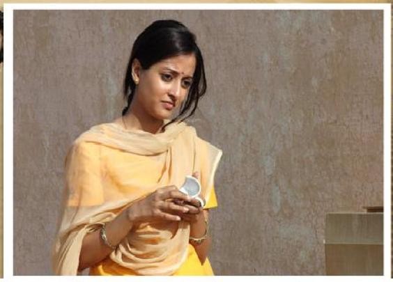 Manorama Six Feet Under Fotoğrafı