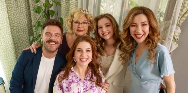 "Sihirli Annem: Hepimiz Biriz" Gişenin Zirvesini Bırakmıyor!