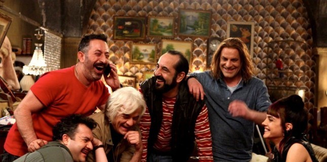 Cem Yılmaz'ın Çektiği Karakomik Filmler İki Arada ve Kaçamak'tan İlk Fragman Yayınlandı