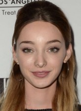 Emma Dumont fotoğrafı