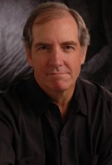 John Patrick Lowrie fotoğrafı