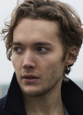 Toby Regbo fotoğrafı