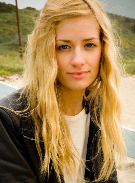 Beth Behrs Fotoğrafı