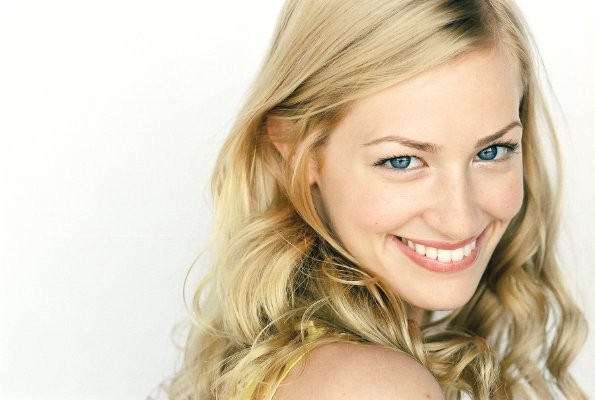 Beth Behrs Fotoğrafı