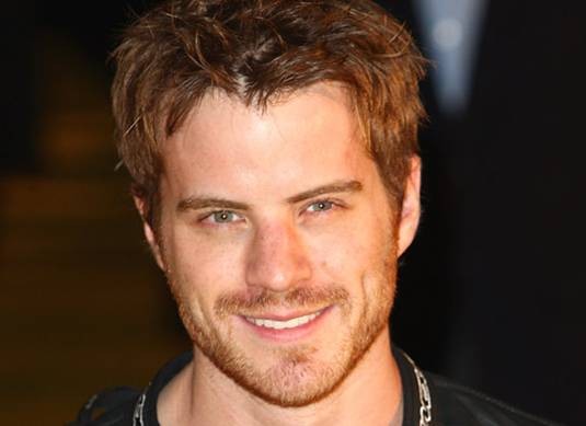 Robert Kazinsky fotoğrafı