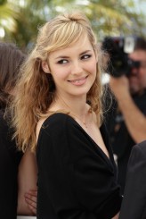 Louise Bourgoin fotoğrafı