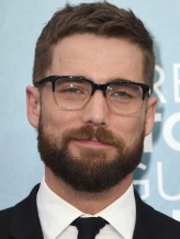 Dustin Milligan fotoğrafı