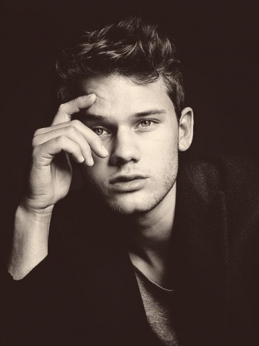Jeremy Irvine Fotoğrafı