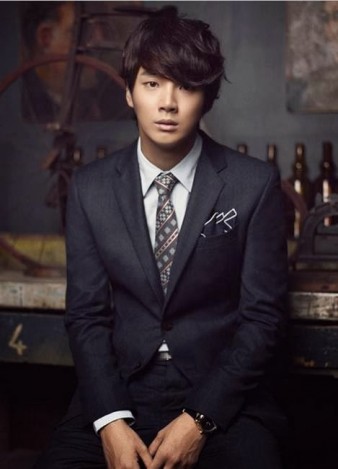 Yoon Si Yoon Fotoğrafı