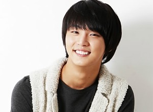 Yoon Si Yoon Fotoğrafı