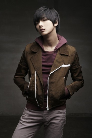Yoon Si Yoon Fotoğrafı