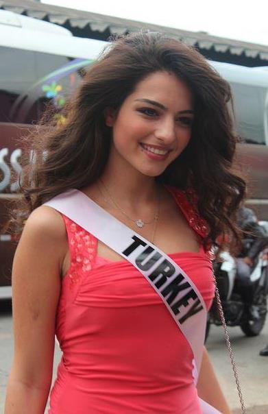 Melisa Aslı Pamuk Fotoğrafı