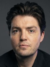 Tom Burke fotoğrafı