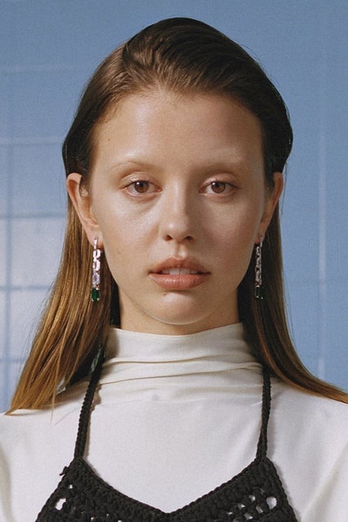 Mia Goth fotoğrafı