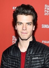 Gus Halper fotoğrafı