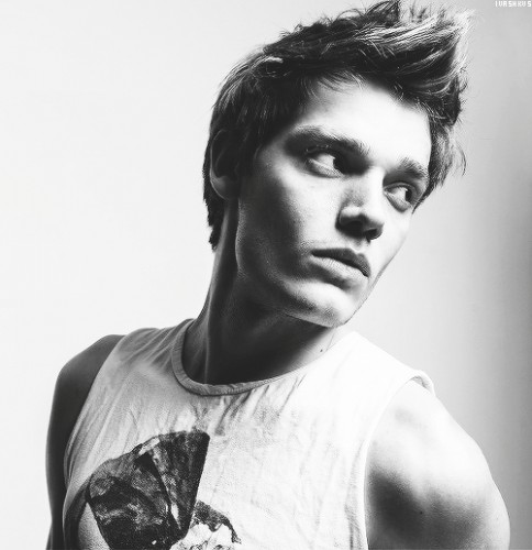 Dominic Sherwood Fotoğrafı