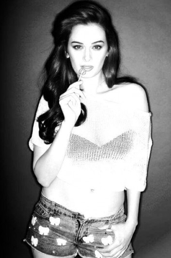 Evelyn Sharma Fotoğrafı