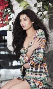 Karisma  Tanha Fotoğrafı