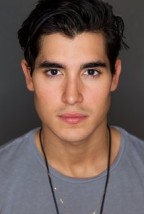 Henry Zaga Fotoğrafı
