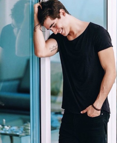 Henry Zaga fotoğrafı