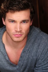 Derek Theler fotoğrafı
