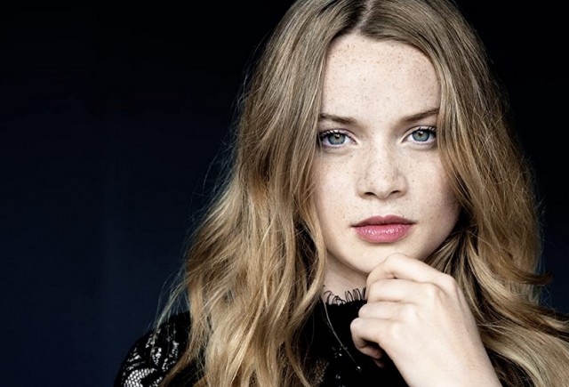 Luna Wedler Fotoğrafı