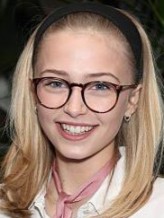 Sophie Simnett fotoğrafı