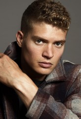 Josha Stradowski fotoğrafı