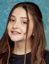 Anya McKenna-Bruce fotoğrafı