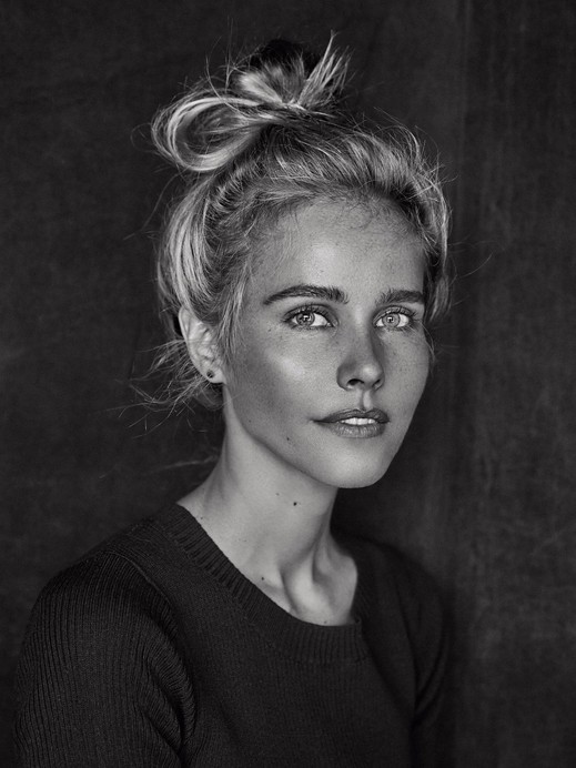 Isabel Lucas Fotoğrafı