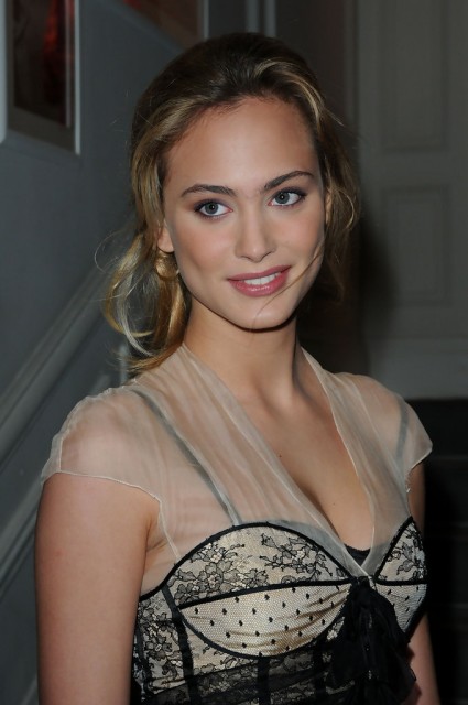 Nora Arnezeder Fotoğrafı