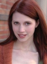 Julie McNiven fotoğrafı