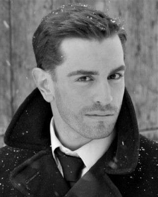 Adam Bond Fotoğrafı