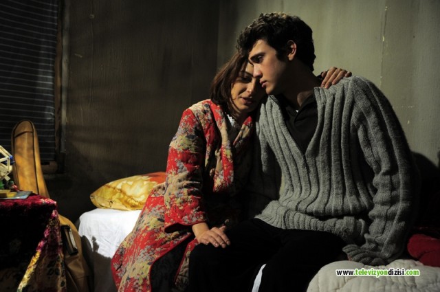 Öyle Bir Geçer Zaman Ki Fotoğrafı