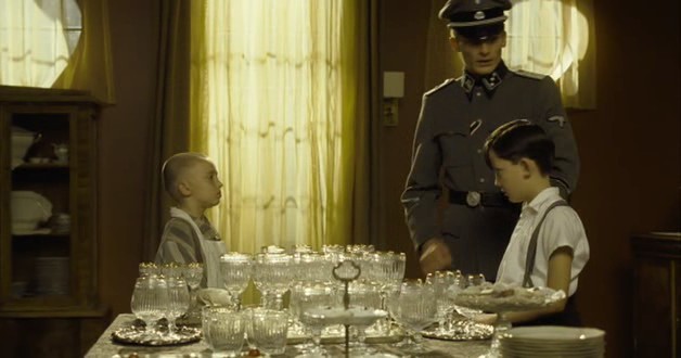 Çizgili Pijamalı Çocuk Fotoğrafı