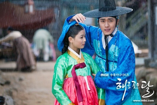 The Moon That Embraces the Sun Fotoğrafı