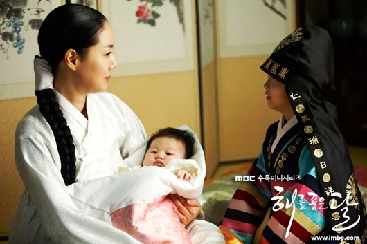 The Moon That Embraces the Sun Fotoğrafı