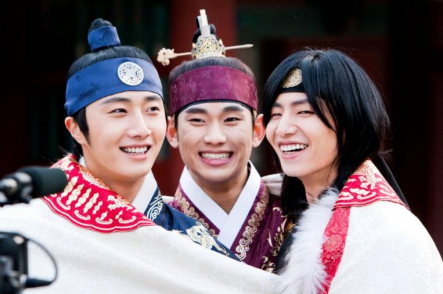 The Moon That Embraces the Sun Fotoğrafları 5