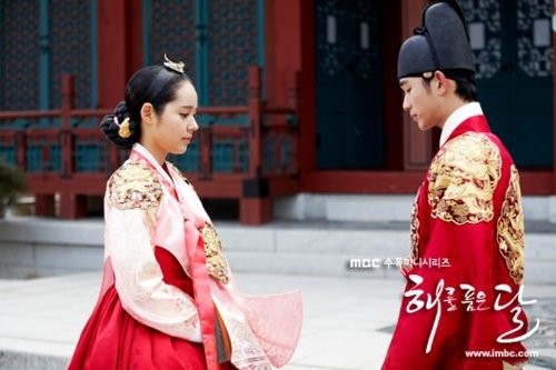 The Moon That Embraces the Sun Fotoğrafları 6