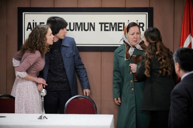 Öyle Bir Geçer Zaman Ki Fotoğrafı