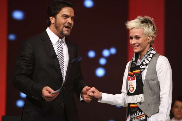 Beyaz Show Fotoğrafı